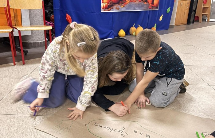 21 listopada uczniowie klas I-III obchodzili Dzień Życzliwości – wyjątkowe święto, które przypomina nam, jak wielką moc mają dobre słowa, uśmiech i drobne gesty. Tego dnia rozmawialiśmy o tym, czym jest życzliwość i jak możemy okazywać ją sobie nawzajem. Uczniowie brali udział w zabawach i aktywnościach promujących dobre relacje, empatię i wzajemny szacunek. Powstało także „drzewko życzliwości”, które już zdobi nasz korytarz i przypomina, że warto być dla siebie dobrym.

Pamiętajmy — życzliwość nic nie kosztuje, a potrafi zdziałać cuda! 