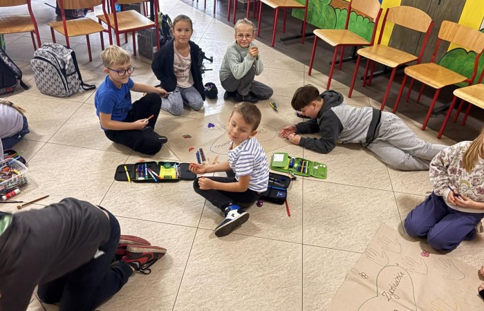21 listopada uczniowie klas I-III obchodzili Dzień Życzliwości – wyjątkowe święto, które przypomina nam, jak wielką moc mają dobre słowa, uśmiech i drobne gesty. Tego dnia rozmawialiśmy o tym, czym jest życzliwość i jak możemy okazywać ją sobie nawzajem. Uczniowie brali udział w zabawach i aktywnościach promujących dobre relacje, empatię i wzajemny szacunek. Powstało także „drzewko życzliwości”, które już zdobi nasz korytarz i przypomina, że warto być dla siebie dobrym.

Pamiętajmy — życzliwość nic nie kosztuje, a potrafi zdziałać cuda! 