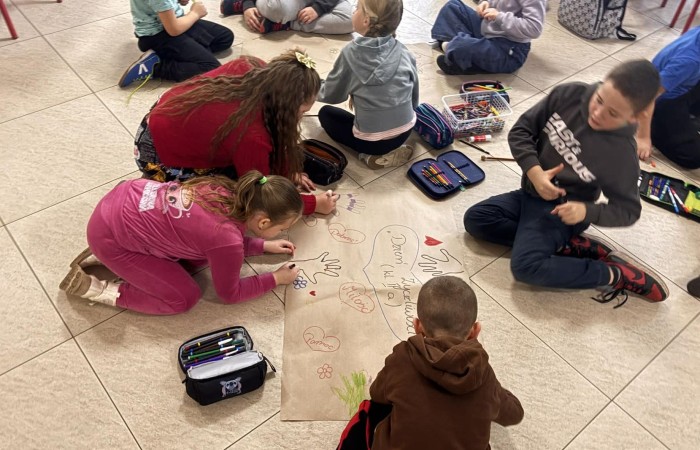 21 listopada uczniowie klas I-III obchodzili Dzień Życzliwości – wyjątkowe święto, które przypomina nam, jak wielką moc mają dobre słowa, uśmiech i drobne gesty. Tego dnia rozmawialiśmy o tym, czym jest życzliwość i jak możemy okazywać ją sobie nawzajem. Uczniowie brali udział w zabawach i aktywnościach promujących dobre relacje, empatię i wzajemny szacunek. Powstało także „drzewko życzliwości”, które już zdobi nasz korytarz i przypomina, że warto być dla siebie dobrym.

Pamiętajmy — życzliwość nic nie kosztuje, a potrafi zdziałać cuda! 