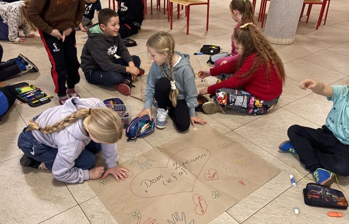 21 listopada uczniowie klas I-III obchodzili Dzień Życzliwości – wyjątkowe święto, które przypomina nam, jak wielką moc mają dobre słowa, uśmiech i drobne gesty. Tego dnia rozmawialiśmy o tym, czym jest życzliwość i jak możemy okazywać ją sobie nawzajem. Uczniowie brali udział w zabawach i aktywnościach promujących dobre relacje, empatię i wzajemny szacunek. Powstało także „drzewko życzliwości”, które już zdobi nasz korytarz i przypomina, że warto być dla siebie dobrym.

Pamiętajmy — życzliwość nic nie kosztuje, a potrafi zdziałać cuda! 