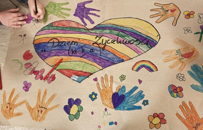 21 listopada uczniowie klas I-III obchodzili Dzień Życzliwości – wyjątkowe święto, które przypomina nam, jak wielką moc mają dobre słowa, uśmiech i drobne gesty. Tego dnia rozmawialiśmy o tym, czym jest życzliwość i jak możemy okazywać ją sobie nawzajem. Uczniowie brali udział w zabawach i aktywnościach promujących dobre relacje, empatię i wzajemny szacunek. Powstało także „drzewko życzliwości”, które już zdobi nasz korytarz i przypomina, że warto być dla siebie dobrym.

Pamiętajmy — życzliwość nic nie kosztuje, a potrafi zdziałać cuda! 