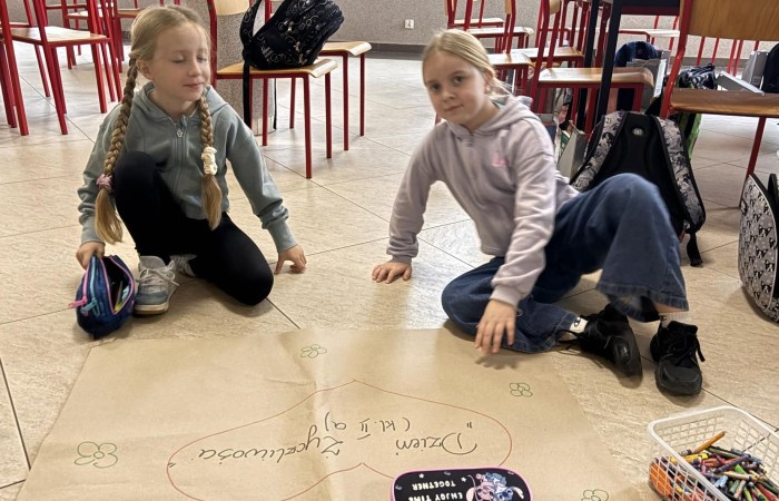 21 listopada uczniowie klas I-III obchodzili Dzień Życzliwości – wyjątkowe święto, które przypomina nam, jak wielką moc mają dobre słowa, uśmiech i drobne gesty. Tego dnia rozmawialiśmy o tym, czym jest życzliwość i jak możemy okazywać ją sobie nawzajem. Uczniowie brali udział w zabawach i aktywnościach promujących dobre relacje, empatię i wzajemny szacunek. Powstało także „drzewko życzliwości”, które już zdobi nasz korytarz i przypomina, że warto być dla siebie dobrym.

Pamiętajmy — życzliwość nic nie kosztuje, a potrafi zdziałać cuda! 