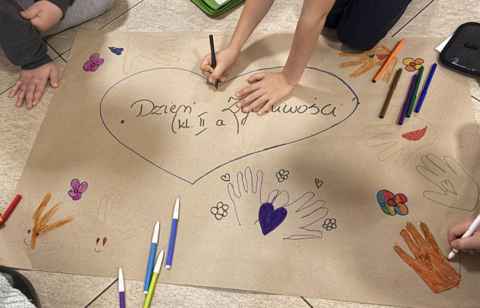 21 listopada uczniowie klas I-III obchodzili Dzień Życzliwości – wyjątkowe święto, które przypomina nam, jak wielką moc mają dobre słowa, uśmiech i drobne gesty. Tego dnia rozmawialiśmy o tym, czym jest życzliwość i jak możemy okazywać ją sobie nawzajem. Uczniowie brali udział w zabawach i aktywnościach promujących dobre relacje, empatię i wzajemny szacunek. Powstało także „drzewko życzliwości”, które już zdobi nasz korytarz i przypomina, że warto być dla siebie dobrym.

Pamiętajmy — życzliwość nic nie kosztuje, a potrafi zdziałać cuda! 
