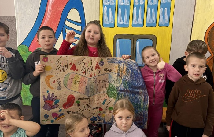 21 listopada uczniowie klas I-III obchodzili Dzień Życzliwości – wyjątkowe święto, które przypomina nam, jak wielką moc mają dobre słowa, uśmiech i drobne gesty. Tego dnia rozmawialiśmy o tym, czym jest życzliwość i jak możemy okazywać ją sobie nawzajem. Uczniowie brali udział w zabawach i aktywnościach promujących dobre relacje, empatię i wzajemny szacunek. Powstało także „drzewko życzliwości”, które już zdobi nasz korytarz i przypomina, że warto być dla siebie dobrym.

Pamiętajmy — życzliwość nic nie kosztuje, a potrafi zdziałać cuda! 