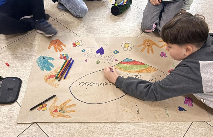 21 listopada uczniowie klas I-III obchodzili Dzień Życzliwości – wyjątkowe święto, które przypomina nam, jak wielką moc mają dobre słowa, uśmiech i drobne gesty. Tego dnia rozmawialiśmy o tym, czym jest życzliwość i jak możemy okazywać ją sobie nawzajem. Uczniowie brali udział w zabawach i aktywnościach promujących dobre relacje, empatię i wzajemny szacunek. Powstało także „drzewko życzliwości”, które już zdobi nasz korytarz i przypomina, że warto być dla siebie dobrym.

Pamiętajmy — życzliwość nic nie kosztuje, a potrafi zdziałać cuda! 