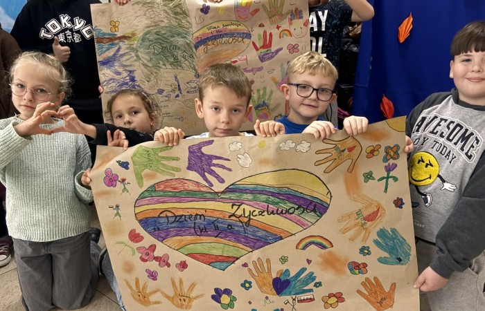 21 listopada uczniowie klas I-III obchodzili Dzień Życzliwości – wyjątkowe święto, które przypomina nam, jak wielką moc mają dobre słowa, uśmiech i drobne gesty. Tego dnia rozmawialiśmy o tym, czym jest życzliwość i jak możemy okazywać ją sobie nawzajem. Uczniowie brali udział w zabawach i aktywnościach promujących dobre relacje, empatię i wzajemny szacunek. Powstało także „drzewko życzliwości”, które już zdobi nasz korytarz i przypomina, że warto być dla siebie dobrym.

Pamiętajmy — życzliwość nic nie kosztuje, a potrafi zdziałać cuda! 