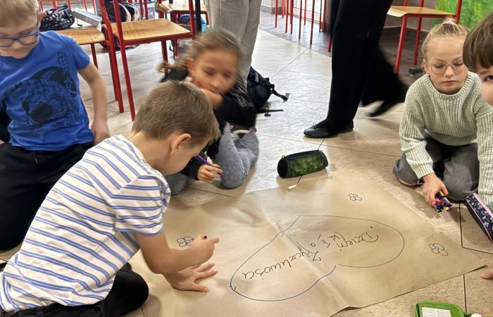 21 listopada uczniowie klas I-III obchodzili Dzień Życzliwości – wyjątkowe święto, które przypomina nam, jak wielką moc mają dobre słowa, uśmiech i drobne gesty. Tego dnia rozmawialiśmy o tym, czym jest życzliwość i jak możemy okazywać ją sobie nawzajem. Uczniowie brali udział w zabawach i aktywnościach promujących dobre relacje, empatię i wzajemny szacunek. Powstało także „drzewko życzliwości”, które już zdobi nasz korytarz i przypomina, że warto być dla siebie dobrym.

Pamiętajmy — życzliwość nic nie kosztuje, a potrafi zdziałać cuda! 