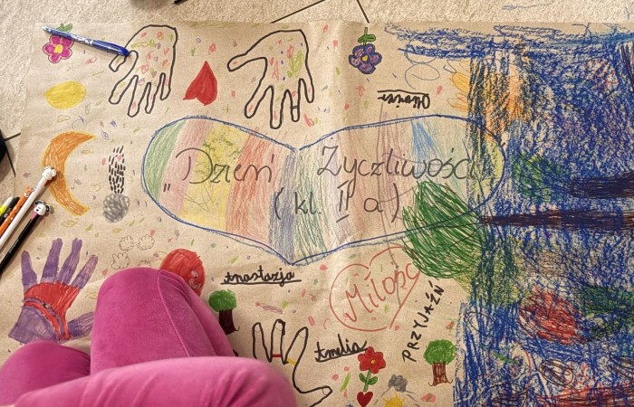 21 listopada uczniowie klas I-III obchodzili Dzień Życzliwości – wyjątkowe święto, które przypomina nam, jak wielką moc mają dobre słowa, uśmiech i drobne gesty. Tego dnia rozmawialiśmy o tym, czym jest życzliwość i jak możemy okazywać ją sobie nawzajem. Uczniowie brali udział w zabawach i aktywnościach promujących dobre relacje, empatię i wzajemny szacunek. Powstało także „drzewko życzliwości”, które już zdobi nasz korytarz i przypomina, że warto być dla siebie dobrym.

Pamiętajmy — życzliwość nic nie kosztuje, a potrafi zdziałać cuda! 