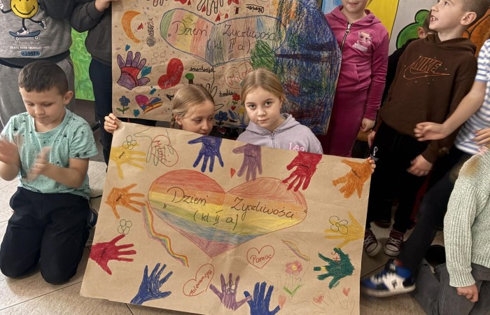 21 listopada uczniowie klas I-III obchodzili Dzień Życzliwości – wyjątkowe święto, które przypomina nam, jak wielką moc mają dobre słowa, uśmiech i drobne gesty. Tego dnia rozmawialiśmy o tym, czym jest życzliwość i jak możemy okazywać ją sobie nawzajem. Uczniowie brali udział w zabawach i aktywnościach promujących dobre relacje, empatię i wzajemny szacunek. Powstało także „drzewko życzliwości”, które już zdobi nasz korytarz i przypomina, że warto być dla siebie dobrym.

Pamiętajmy — życzliwość nic nie kosztuje, a potrafi zdziałać cuda! 
