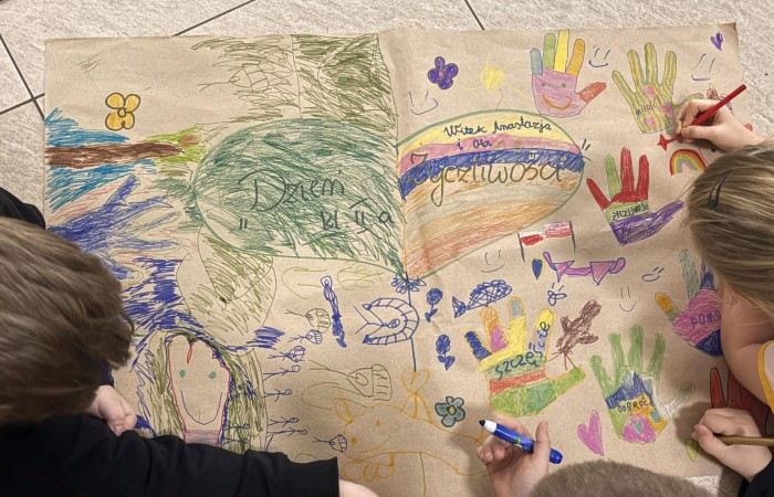 21 listopada uczniowie klas I-III obchodzili Dzień Życzliwości – wyjątkowe święto, które przypomina nam, jak wielką moc mają dobre słowa, uśmiech i drobne gesty. Tego dnia rozmawialiśmy o tym, czym jest życzliwość i jak możemy okazywać ją sobie nawzajem. Uczniowie brali udział w zabawach i aktywnościach promujących dobre relacje, empatię i wzajemny szacunek. Powstało także „drzewko życzliwości”, które już zdobi nasz korytarz i przypomina, że warto być dla siebie dobrym.

Pamiętajmy — życzliwość nic nie kosztuje, a potrafi zdziałać cuda! 