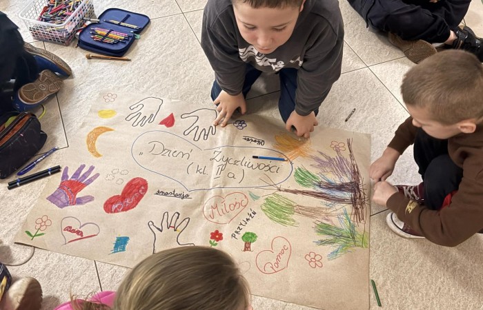 21 listopada uczniowie klas I-III obchodzili Dzień Życzliwości – wyjątkowe święto, które przypomina nam, jak wielką moc mają dobre słowa, uśmiech i drobne gesty. Tego dnia rozmawialiśmy o tym, czym jest życzliwość i jak możemy okazywać ją sobie nawzajem. Uczniowie brali udział w zabawach i aktywnościach promujących dobre relacje, empatię i wzajemny szacunek. Powstało także „drzewko życzliwości”, które już zdobi nasz korytarz i przypomina, że warto być dla siebie dobrym.

Pamiętajmy — życzliwość nic nie kosztuje, a potrafi zdziałać cuda! 