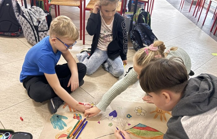 21 listopada uczniowie klas I-III obchodzili Dzień Życzliwości – wyjątkowe święto, które przypomina nam, jak wielką moc mają dobre słowa, uśmiech i drobne gesty. Tego dnia rozmawialiśmy o tym, czym jest życzliwość i jak możemy okazywać ją sobie nawzajem. Uczniowie brali udział w zabawach i aktywnościach promujących dobre relacje, empatię i wzajemny szacunek. Powstało także „drzewko życzliwości”, które już zdobi nasz korytarz i przypomina, że warto być dla siebie dobrym.

Pamiętajmy — życzliwość nic nie kosztuje, a potrafi zdziałać cuda! 