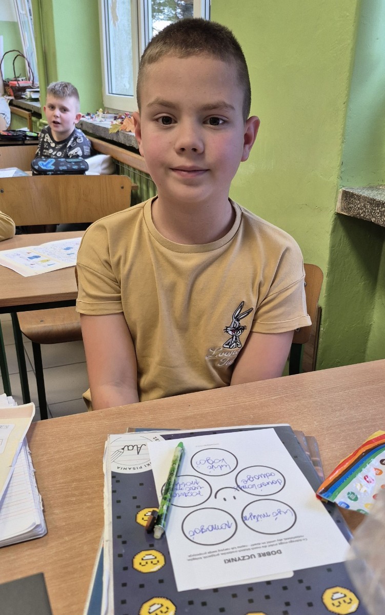 21 listopada uczniowie klas I-III obchodzili Dzień Życzliwości – wyjątkowe święto, które przypomina nam, jak wielką moc mają dobre słowa, uśmiech i drobne gesty. Tego dnia rozmawialiśmy o tym, czym jest życzliwość i jak możemy okazywać ją sobie nawzajem. Uczniowie brali udział w zabawach i aktywnościach promujących dobre relacje, empatię i wzajemny szacunek. Powstało także „drzewko życzliwości”, które już zdobi nasz korytarz i przypomina, że warto być dla siebie dobrym.

Pamiętajmy — życzliwość nic nie kosztuje, a potrafi zdziałać cuda! 