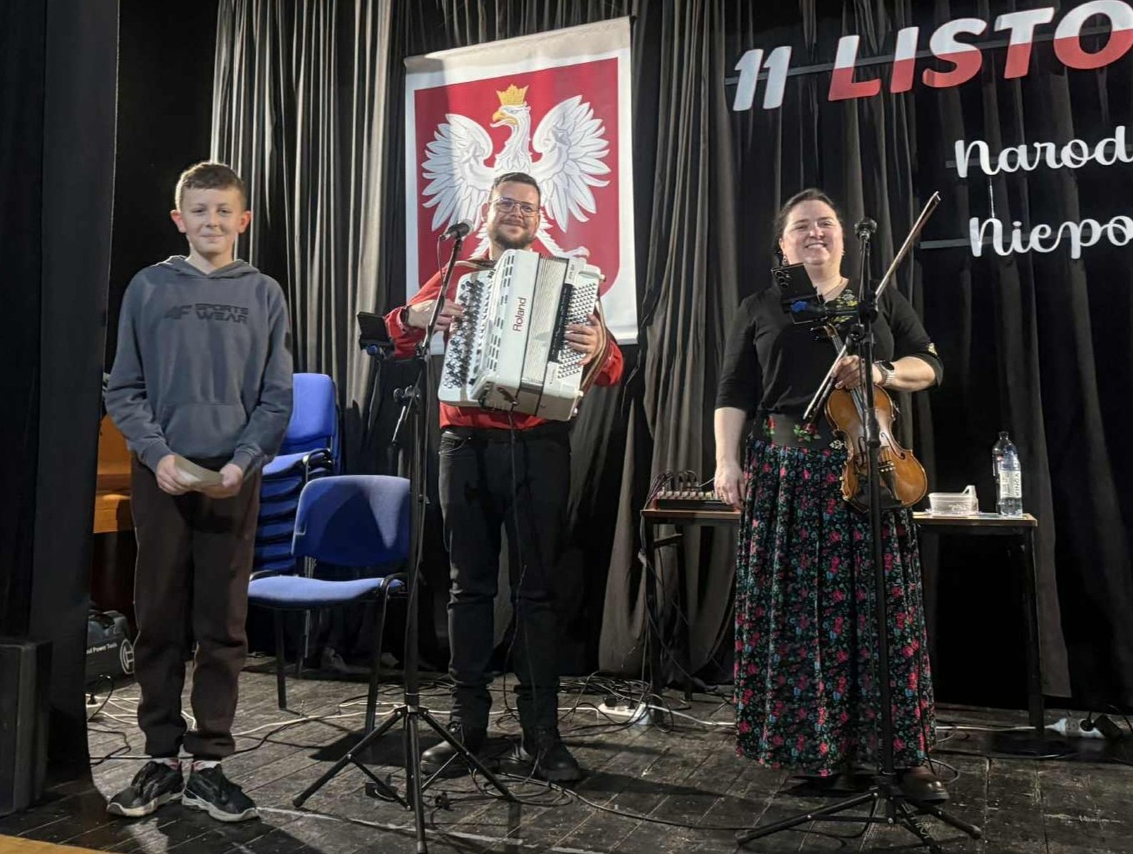 Dziś uczniowie naszej szkoły oraz przedszkolaki z grupy „Sówki” mieli niezwykłą okazję uczestniczyć w koncertach zespołu KAPELA KARPATI. To wyjątkowi artyści, których muzyka porusza serca i przenosi słuchaczy w klimaty Karpat – Bałkanów, Słowacji, Ukrainy i Polski.
Kapela zachwyciła nas oryginalnymi aranżacjami, wielogłosowym śpiewem, energetycznymi solówkami oraz dźwiękami instrumentów, które wypełniły salę wyjątkową atmosferą.
Było radośnie, żywiołowo i bardzo aktywnie! ?
Dzieci chętnie śpiewały, klaskały, tańczyły, a także poznawały zwroty i piosenki w różnych językach.
To była prawdziwa muzyczna uczta.