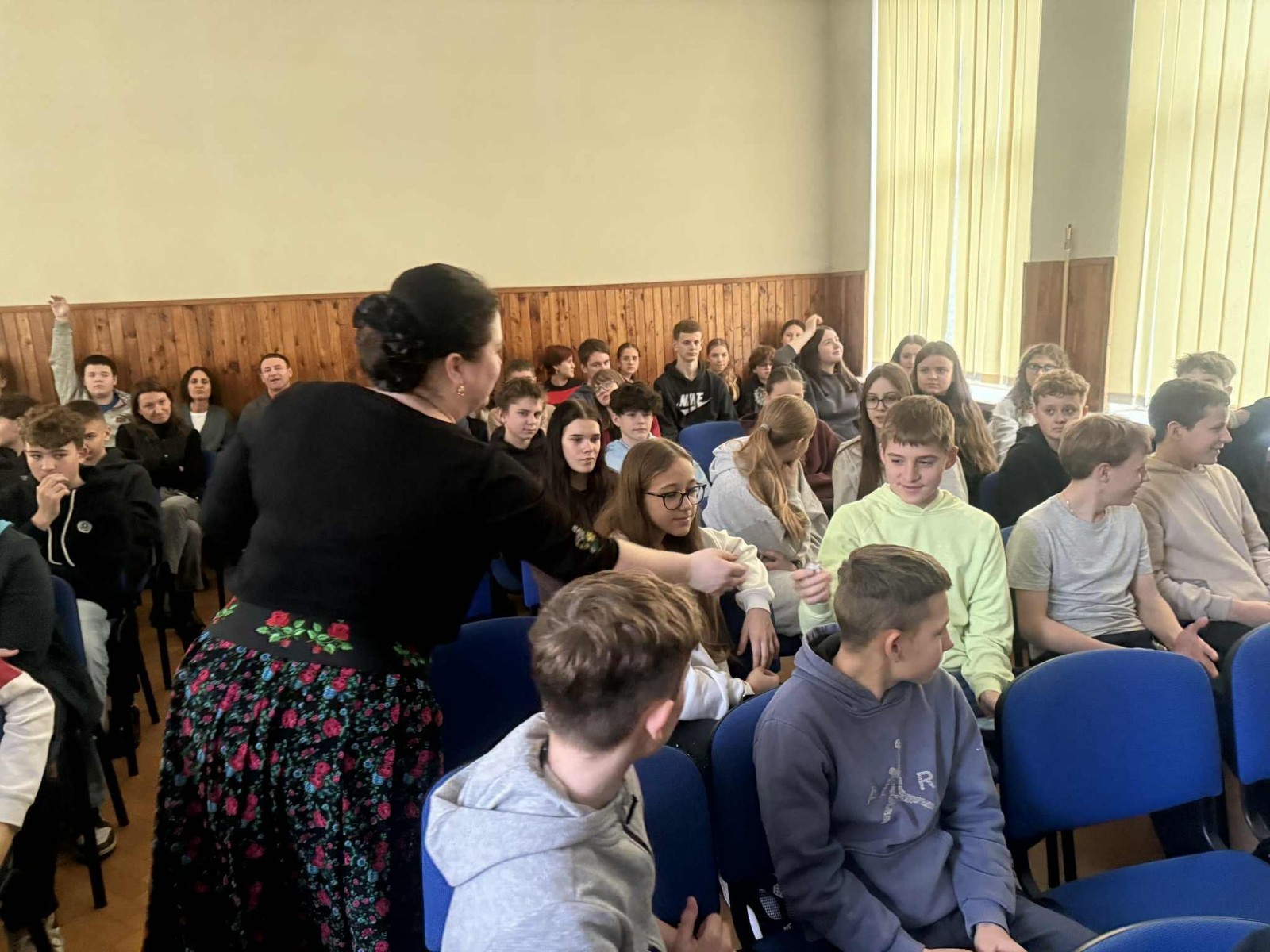 Dziś uczniowie naszej szkoły oraz przedszkolaki z grupy „Sówki” mieli niezwykłą okazję uczestniczyć w koncertach zespołu KAPELA KARPATI. To wyjątkowi artyści, których muzyka porusza serca i przenosi słuchaczy w klimaty Karpat – Bałkanów, Słowacji, Ukrainy i Polski.
Kapela zachwyciła nas oryginalnymi aranżacjami, wielogłosowym śpiewem, energetycznymi solówkami oraz dźwiękami instrumentów, które wypełniły salę wyjątkową atmosferą.
Było radośnie, żywiołowo i bardzo aktywnie! ?
Dzieci chętnie śpiewały, klaskały, tańczyły, a także poznawały zwroty i piosenki w różnych językach.
To była prawdziwa muzyczna uczta.