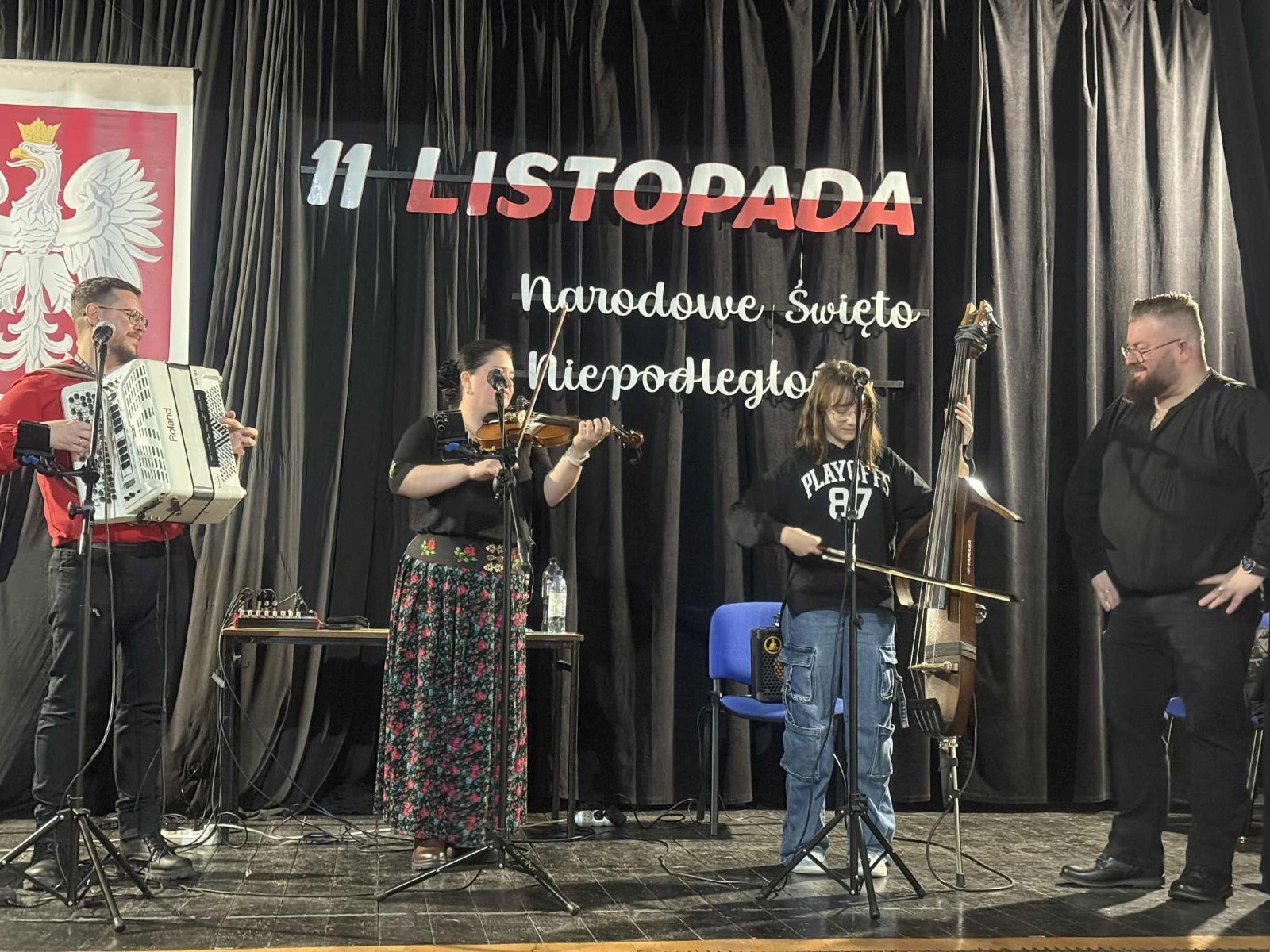 Dziś uczniowie naszej szkoły oraz przedszkolaki z grupy „Sówki” mieli niezwykłą okazję uczestniczyć w koncertach zespołu KAPELA KARPATI. To wyjątkowi artyści, których muzyka porusza serca i przenosi słuchaczy w klimaty Karpat – Bałkanów, Słowacji, Ukrainy i Polski.
Kapela zachwyciła nas oryginalnymi aranżacjami, wielogłosowym śpiewem, energetycznymi solówkami oraz dźwiękami instrumentów, które wypełniły salę wyjątkową atmosferą.
Było radośnie, żywiołowo i bardzo aktywnie! ?
Dzieci chętnie śpiewały, klaskały, tańczyły, a także poznawały zwroty i piosenki w różnych językach.
To była prawdziwa muzyczna uczta.