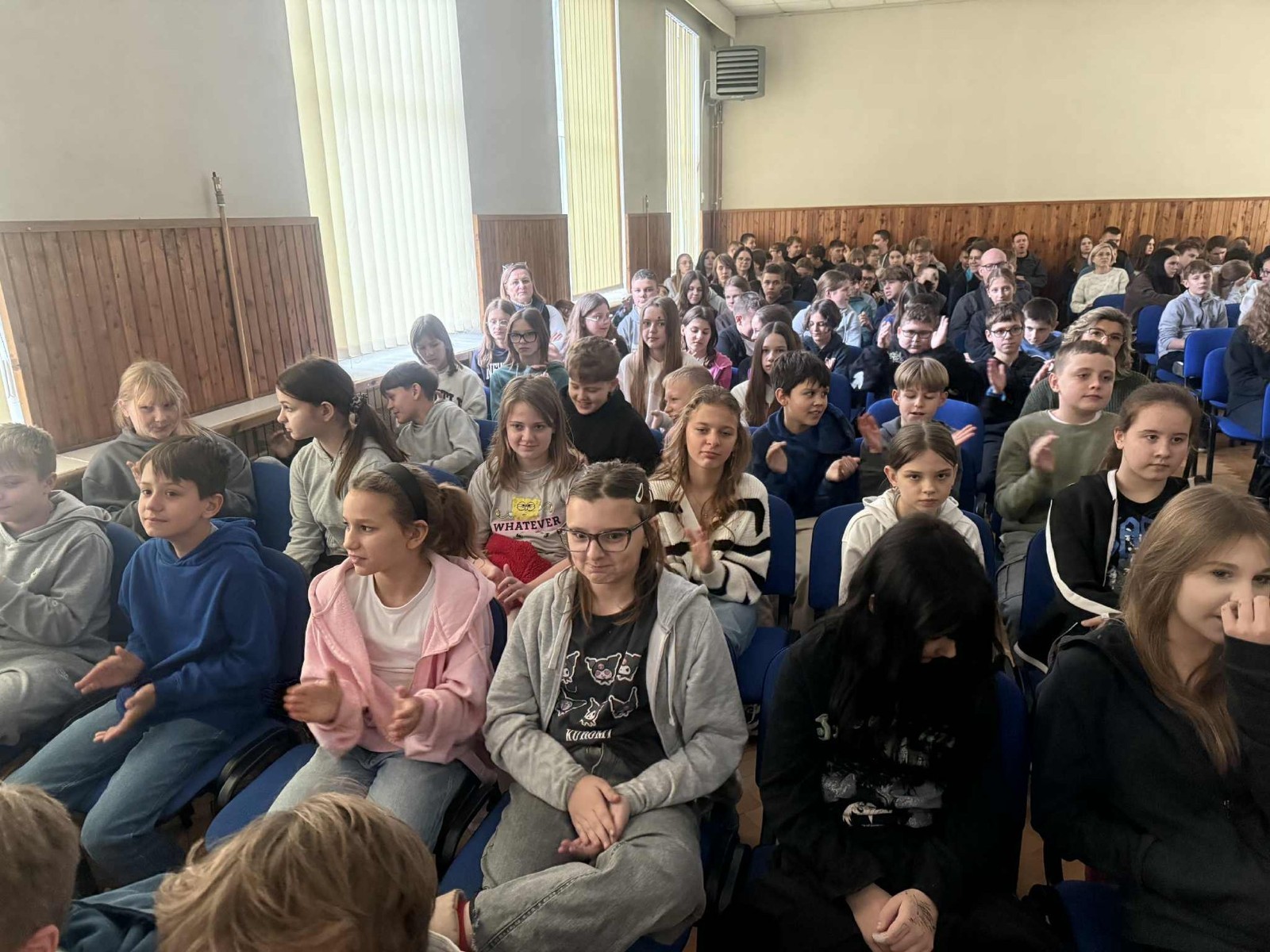 Dziś uczniowie naszej szkoły oraz przedszkolaki z grupy „Sówki” mieli niezwykłą okazję uczestniczyć w koncertach zespołu KAPELA KARPATI. To wyjątkowi artyści, których muzyka porusza serca i przenosi słuchaczy w klimaty Karpat – Bałkanów, Słowacji, Ukrainy i Polski.
Kapela zachwyciła nas oryginalnymi aranżacjami, wielogłosowym śpiewem, energetycznymi solówkami oraz dźwiękami instrumentów, które wypełniły salę wyjątkową atmosferą.
Było radośnie, żywiołowo i bardzo aktywnie! ?
Dzieci chętnie śpiewały, klaskały, tańczyły, a także poznawały zwroty i piosenki w różnych językach.
To była prawdziwa muzyczna uczta.