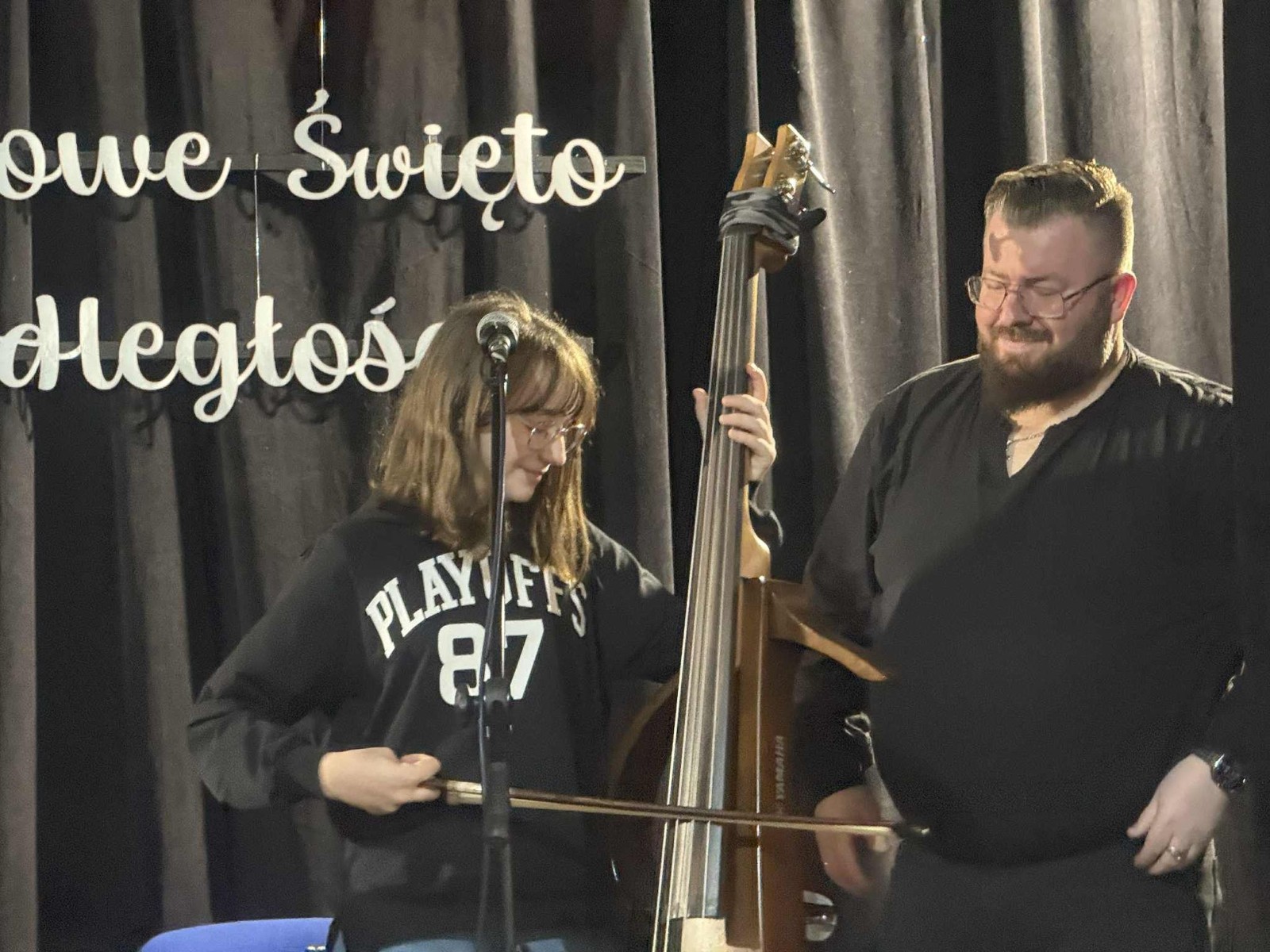 Dziś uczniowie naszej szkoły oraz przedszkolaki z grupy „Sówki” mieli niezwykłą okazję uczestniczyć w koncertach zespołu KAPELA KARPATI. To wyjątkowi artyści, których muzyka porusza serca i przenosi słuchaczy w klimaty Karpat – Bałkanów, Słowacji, Ukrainy i Polski.
Kapela zachwyciła nas oryginalnymi aranżacjami, wielogłosowym śpiewem, energetycznymi solówkami oraz dźwiękami instrumentów, które wypełniły salę wyjątkową atmosferą.
Było radośnie, żywiołowo i bardzo aktywnie! ?
Dzieci chętnie śpiewały, klaskały, tańczyły, a także poznawały zwroty i piosenki w różnych językach.
To była prawdziwa muzyczna uczta.