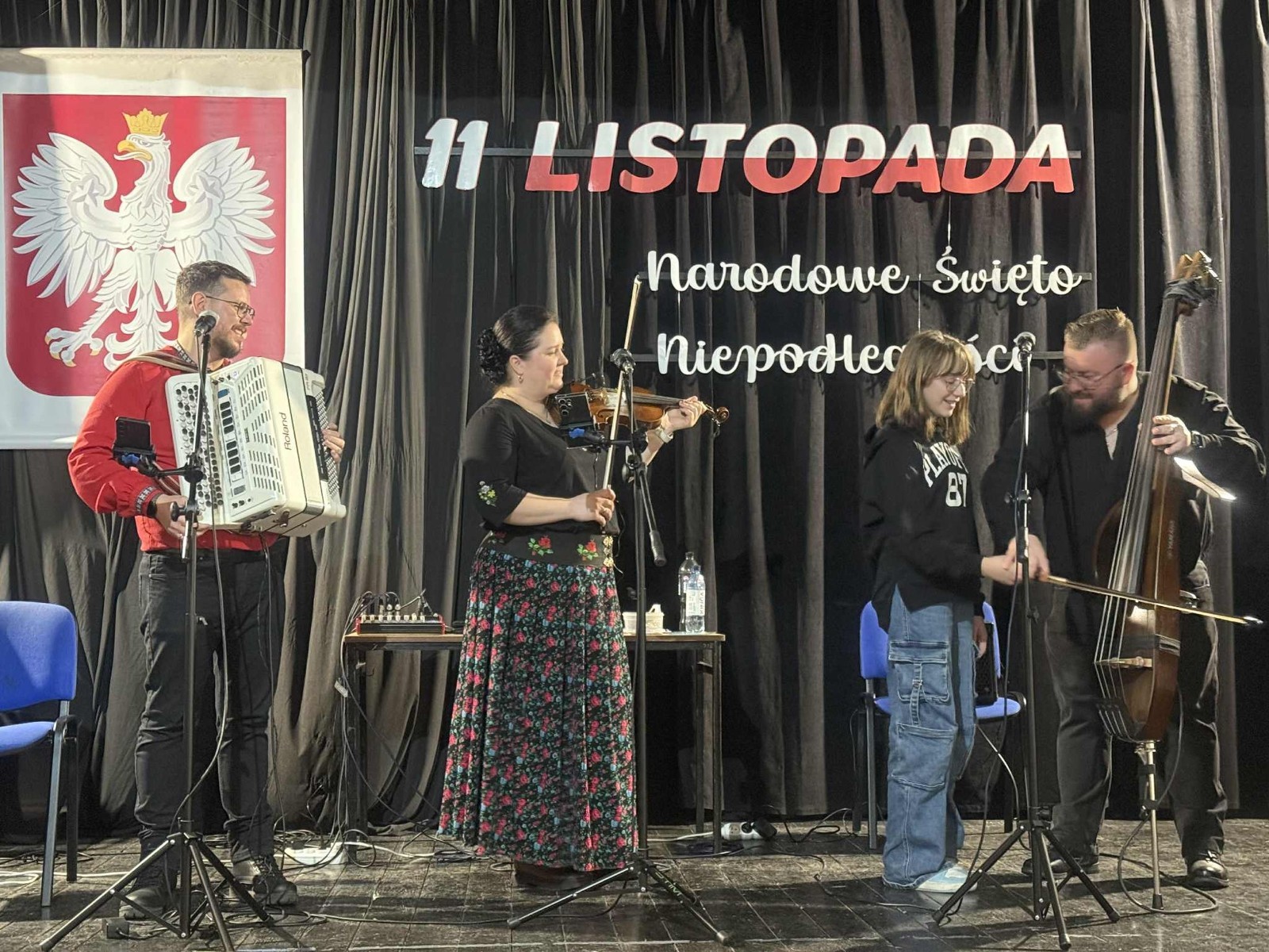 Dziś uczniowie naszej szkoły oraz przedszkolaki z grupy „Sówki” mieli niezwykłą okazję uczestniczyć w koncertach zespołu KAPELA KARPATI. To wyjątkowi artyści, których muzyka porusza serca i przenosi słuchaczy w klimaty Karpat – Bałkanów, Słowacji, Ukrainy i Polski.
Kapela zachwyciła nas oryginalnymi aranżacjami, wielogłosowym śpiewem, energetycznymi solówkami oraz dźwiękami instrumentów, które wypełniły salę wyjątkową atmosferą.
Było radośnie, żywiołowo i bardzo aktywnie! ?
Dzieci chętnie śpiewały, klaskały, tańczyły, a także poznawały zwroty i piosenki w różnych językach.
To była prawdziwa muzyczna uczta.