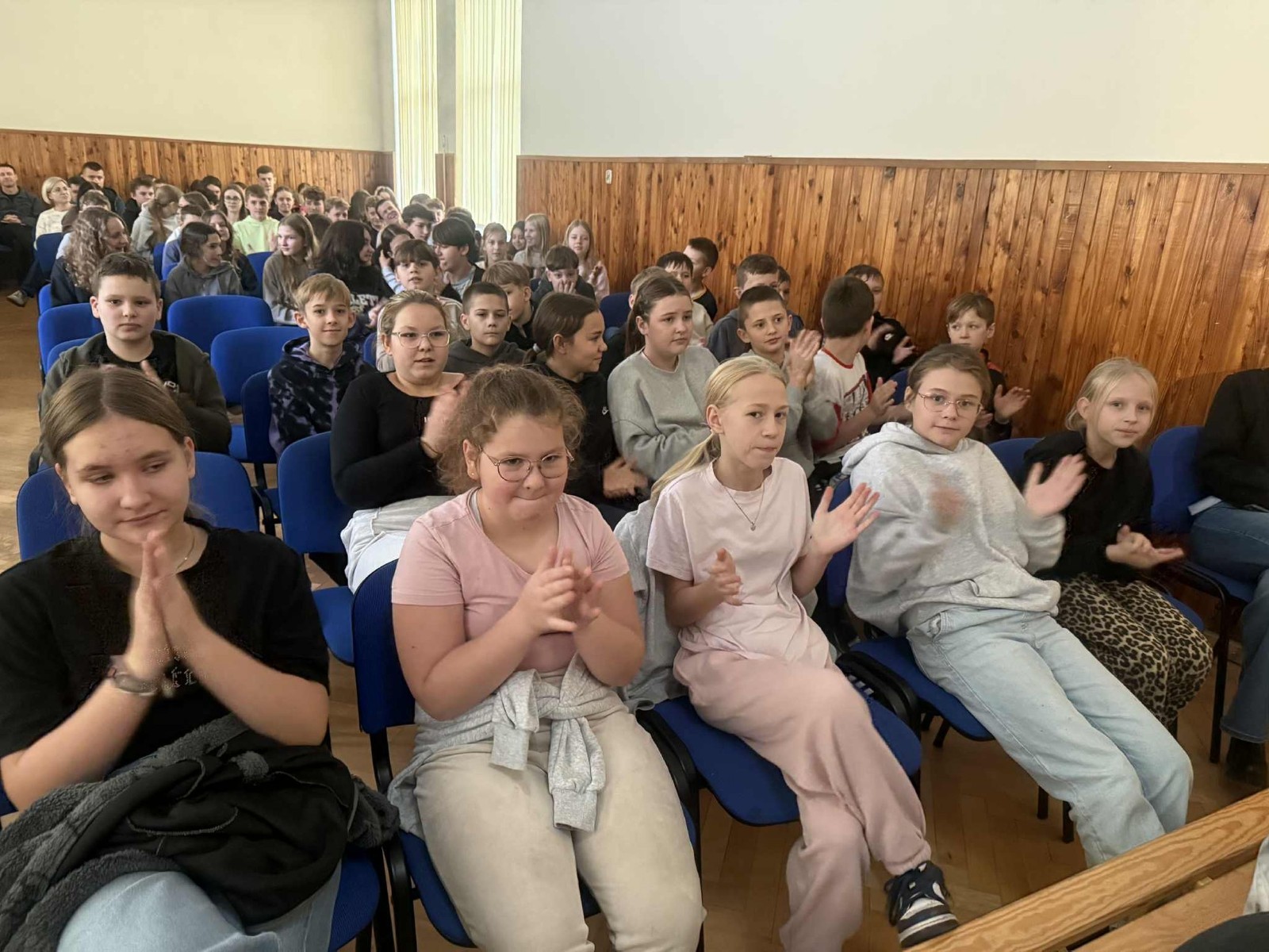 Dziś uczniowie naszej szkoły oraz przedszkolaki z grupy „Sówki” mieli niezwykłą okazję uczestniczyć w koncertach zespołu KAPELA KARPATI. To wyjątkowi artyści, których muzyka porusza serca i przenosi słuchaczy w klimaty Karpat – Bałkanów, Słowacji, Ukrainy i Polski.
Kapela zachwyciła nas oryginalnymi aranżacjami, wielogłosowym śpiewem, energetycznymi solówkami oraz dźwiękami instrumentów, które wypełniły salę wyjątkową atmosferą.
Było radośnie, żywiołowo i bardzo aktywnie! ?
Dzieci chętnie śpiewały, klaskały, tańczyły, a także poznawały zwroty i piosenki w różnych językach.
To była prawdziwa muzyczna uczta.