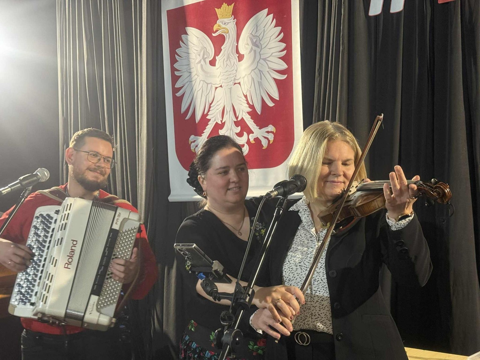 Dziś uczniowie naszej szkoły oraz przedszkolaki z grupy „Sówki” mieli niezwykłą okazję uczestniczyć w koncertach zespołu KAPELA KARPATI. To wyjątkowi artyści, których muzyka porusza serca i przenosi słuchaczy w klimaty Karpat – Bałkanów, Słowacji, Ukrainy i Polski.
Kapela zachwyciła nas oryginalnymi aranżacjami, wielogłosowym śpiewem, energetycznymi solówkami oraz dźwiękami instrumentów, które wypełniły salę wyjątkową atmosferą.
Było radośnie, żywiołowo i bardzo aktywnie! ?
Dzieci chętnie śpiewały, klaskały, tańczyły, a także poznawały zwroty i piosenki w różnych językach.
To była prawdziwa muzyczna uczta.