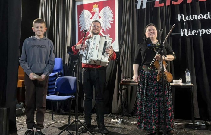 Dziś uczniowie naszej szkoły oraz przedszkolaki z grupy „Sówki” mieli niezwykłą okazję uczestniczyć w koncertach zespołu KAPELA KARPATI. To wyjątkowi artyści, których muzyka porusza serca i przenosi słuchaczy w klimaty Karpat – Bałkanów, Słowacji, Ukrainy i Polski.
Kapela zachwyciła nas oryginalnymi aranżacjami, wielogłosowym śpiewem, energetycznymi solówkami oraz dźwiękami instrumentów, które wypełniły salę wyjątkową atmosferą.
Było radośnie, żywiołowo i bardzo aktywnie! ?
Dzieci chętnie śpiewały, klaskały, tańczyły, a także poznawały zwroty i piosenki w różnych językach.
To była prawdziwa muzyczna uczta.