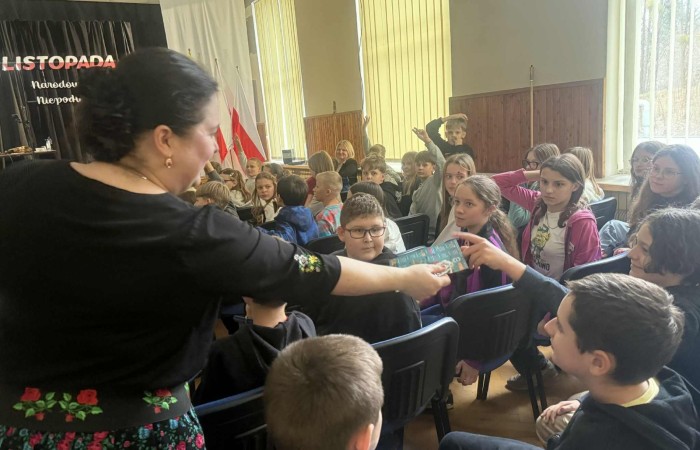 Dziś uczniowie naszej szkoły oraz przedszkolaki z grupy „Sówki” mieli niezwykłą okazję uczestniczyć w koncertach zespołu KAPELA KARPATI. To wyjątkowi artyści, których muzyka porusza serca i przenosi słuchaczy w klimaty Karpat – Bałkanów, Słowacji, Ukrainy i Polski.
Kapela zachwyciła nas oryginalnymi aranżacjami, wielogłosowym śpiewem, energetycznymi solówkami oraz dźwiękami instrumentów, które wypełniły salę wyjątkową atmosferą.
Było radośnie, żywiołowo i bardzo aktywnie! ?
Dzieci chętnie śpiewały, klaskały, tańczyły, a także poznawały zwroty i piosenki w różnych językach.
To była prawdziwa muzyczna uczta.