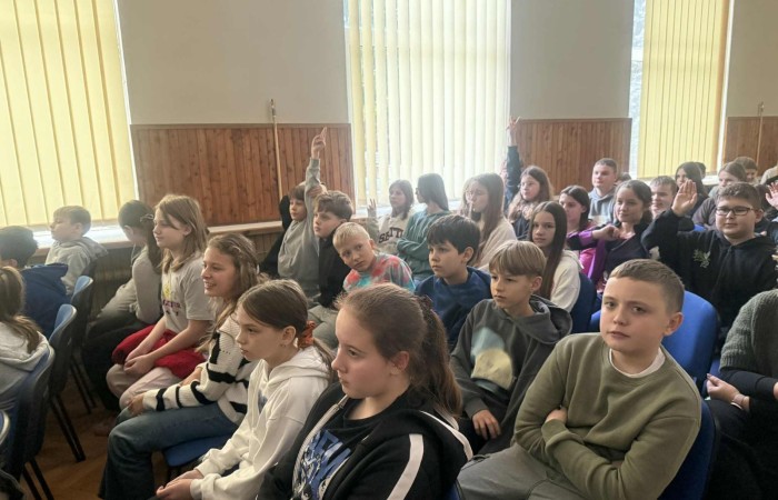 Dziś uczniowie naszej szkoły oraz przedszkolaki z grupy „Sówki” mieli niezwykłą okazję uczestniczyć w koncertach zespołu KAPELA KARPATI. To wyjątkowi artyści, których muzyka porusza serca i przenosi słuchaczy w klimaty Karpat – Bałkanów, Słowacji, Ukrainy i Polski.
Kapela zachwyciła nas oryginalnymi aranżacjami, wielogłosowym śpiewem, energetycznymi solówkami oraz dźwiękami instrumentów, które wypełniły salę wyjątkową atmosferą.
Było radośnie, żywiołowo i bardzo aktywnie! ?
Dzieci chętnie śpiewały, klaskały, tańczyły, a także poznawały zwroty i piosenki w różnych językach.
To była prawdziwa muzyczna uczta.