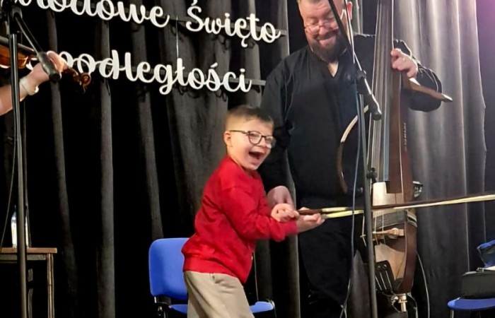 Dziś uczniowie naszej szkoły oraz przedszkolaki z grupy „Sówki” mieli niezwykłą okazję uczestniczyć w koncertach zespołu KAPELA KARPATI. To wyjątkowi artyści, których muzyka porusza serca i przenosi słuchaczy w klimaty Karpat – Bałkanów, Słowacji, Ukrainy i Polski.
Kapela zachwyciła nas oryginalnymi aranżacjami, wielogłosowym śpiewem, energetycznymi solówkami oraz dźwiękami instrumentów, które wypełniły salę wyjątkową atmosferą.
Było radośnie, żywiołowo i bardzo aktywnie! ?
Dzieci chętnie śpiewały, klaskały, tańczyły, a także poznawały zwroty i piosenki w różnych językach.
To była prawdziwa muzyczna uczta.