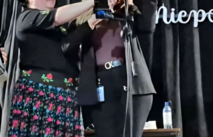 Dziś uczniowie naszej szkoły oraz przedszkolaki z grupy „Sówki” mieli niezwykłą okazję uczestniczyć w koncertach zespołu KAPELA KARPATI. To wyjątkowi artyści, których muzyka porusza serca i przenosi słuchaczy w klimaty Karpat – Bałkanów, Słowacji, Ukrainy i Polski.
Kapela zachwyciła nas oryginalnymi aranżacjami, wielogłosowym śpiewem, energetycznymi solówkami oraz dźwiękami instrumentów, które wypełniły salę wyjątkową atmosferą.
Było radośnie, żywiołowo i bardzo aktywnie! ?
Dzieci chętnie śpiewały, klaskały, tańczyły, a także poznawały zwroty i piosenki w różnych językach.
To była prawdziwa muzyczna uczta.