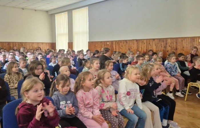 Dziś uczniowie naszej szkoły oraz przedszkolaki z grupy „Sówki” mieli niezwykłą okazję uczestniczyć w koncertach zespołu KAPELA KARPATI. To wyjątkowi artyści, których muzyka porusza serca i przenosi słuchaczy w klimaty Karpat – Bałkanów, Słowacji, Ukrainy i Polski.
Kapela zachwyciła nas oryginalnymi aranżacjami, wielogłosowym śpiewem, energetycznymi solówkami oraz dźwiękami instrumentów, które wypełniły salę wyjątkową atmosferą.
Było radośnie, żywiołowo i bardzo aktywnie! ?
Dzieci chętnie śpiewały, klaskały, tańczyły, a także poznawały zwroty i piosenki w różnych językach.
To była prawdziwa muzyczna uczta.