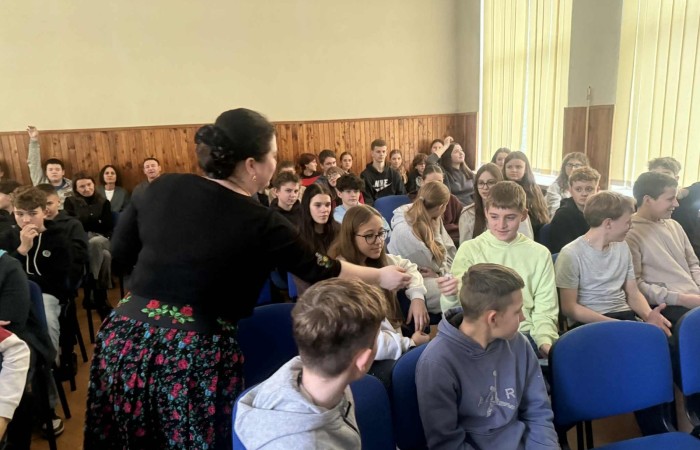 Dziś uczniowie naszej szkoły oraz przedszkolaki z grupy „Sówki” mieli niezwykłą okazję uczestniczyć w koncertach zespołu KAPELA KARPATI. To wyjątkowi artyści, których muzyka porusza serca i przenosi słuchaczy w klimaty Karpat – Bałkanów, Słowacji, Ukrainy i Polski.
Kapela zachwyciła nas oryginalnymi aranżacjami, wielogłosowym śpiewem, energetycznymi solówkami oraz dźwiękami instrumentów, które wypełniły salę wyjątkową atmosferą.
Było radośnie, żywiołowo i bardzo aktywnie! ?
Dzieci chętnie śpiewały, klaskały, tańczyły, a także poznawały zwroty i piosenki w różnych językach.
To była prawdziwa muzyczna uczta.