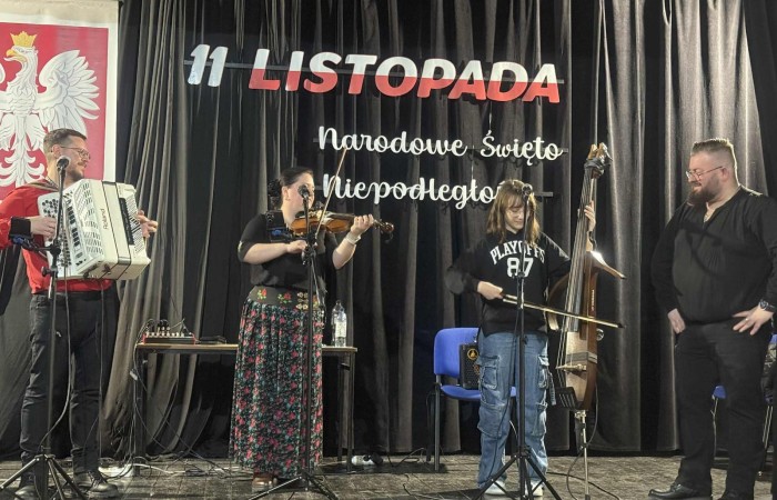 Dziś uczniowie naszej szkoły oraz przedszkolaki z grupy „Sówki” mieli niezwykłą okazję uczestniczyć w koncertach zespołu KAPELA KARPATI. To wyjątkowi artyści, których muzyka porusza serca i przenosi słuchaczy w klimaty Karpat – Bałkanów, Słowacji, Ukrainy i Polski.
Kapela zachwyciła nas oryginalnymi aranżacjami, wielogłosowym śpiewem, energetycznymi solówkami oraz dźwiękami instrumentów, które wypełniły salę wyjątkową atmosferą.
Było radośnie, żywiołowo i bardzo aktywnie! ?
Dzieci chętnie śpiewały, klaskały, tańczyły, a także poznawały zwroty i piosenki w różnych językach.
To była prawdziwa muzyczna uczta.