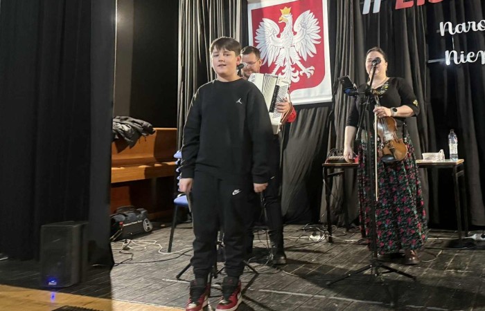 Dziś uczniowie naszej szkoły oraz przedszkolaki z grupy „Sówki” mieli niezwykłą okazję uczestniczyć w koncertach zespołu KAPELA KARPATI. To wyjątkowi artyści, których muzyka porusza serca i przenosi słuchaczy w klimaty Karpat – Bałkanów, Słowacji, Ukrainy i Polski.
Kapela zachwyciła nas oryginalnymi aranżacjami, wielogłosowym śpiewem, energetycznymi solówkami oraz dźwiękami instrumentów, które wypełniły salę wyjątkową atmosferą.
Było radośnie, żywiołowo i bardzo aktywnie! ?
Dzieci chętnie śpiewały, klaskały, tańczyły, a także poznawały zwroty i piosenki w różnych językach.
To była prawdziwa muzyczna uczta.