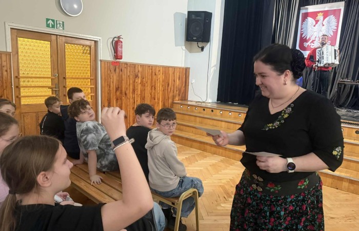 Dziś uczniowie naszej szkoły oraz przedszkolaki z grupy „Sówki” mieli niezwykłą okazję uczestniczyć w koncertach zespołu KAPELA KARPATI. To wyjątkowi artyści, których muzyka porusza serca i przenosi słuchaczy w klimaty Karpat – Bałkanów, Słowacji, Ukrainy i Polski.
Kapela zachwyciła nas oryginalnymi aranżacjami, wielogłosowym śpiewem, energetycznymi solówkami oraz dźwiękami instrumentów, które wypełniły salę wyjątkową atmosferą.
Było radośnie, żywiołowo i bardzo aktywnie! ?
Dzieci chętnie śpiewały, klaskały, tańczyły, a także poznawały zwroty i piosenki w różnych językach.
To była prawdziwa muzyczna uczta.