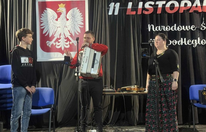 Dziś uczniowie naszej szkoły oraz przedszkolaki z grupy „Sówki” mieli niezwykłą okazję uczestniczyć w koncertach zespołu KAPELA KARPATI. To wyjątkowi artyści, których muzyka porusza serca i przenosi słuchaczy w klimaty Karpat – Bałkanów, Słowacji, Ukrainy i Polski.
Kapela zachwyciła nas oryginalnymi aranżacjami, wielogłosowym śpiewem, energetycznymi solówkami oraz dźwiękami instrumentów, które wypełniły salę wyjątkową atmosferą.
Było radośnie, żywiołowo i bardzo aktywnie! ?
Dzieci chętnie śpiewały, klaskały, tańczyły, a także poznawały zwroty i piosenki w różnych językach.
To była prawdziwa muzyczna uczta.