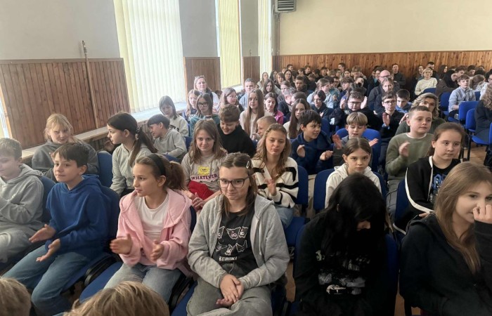 Dziś uczniowie naszej szkoły oraz przedszkolaki z grupy „Sówki” mieli niezwykłą okazję uczestniczyć w koncertach zespołu KAPELA KARPATI. To wyjątkowi artyści, których muzyka porusza serca i przenosi słuchaczy w klimaty Karpat – Bałkanów, Słowacji, Ukrainy i Polski.
Kapela zachwyciła nas oryginalnymi aranżacjami, wielogłosowym śpiewem, energetycznymi solówkami oraz dźwiękami instrumentów, które wypełniły salę wyjątkową atmosferą.
Było radośnie, żywiołowo i bardzo aktywnie! ?
Dzieci chętnie śpiewały, klaskały, tańczyły, a także poznawały zwroty i piosenki w różnych językach.
To była prawdziwa muzyczna uczta.