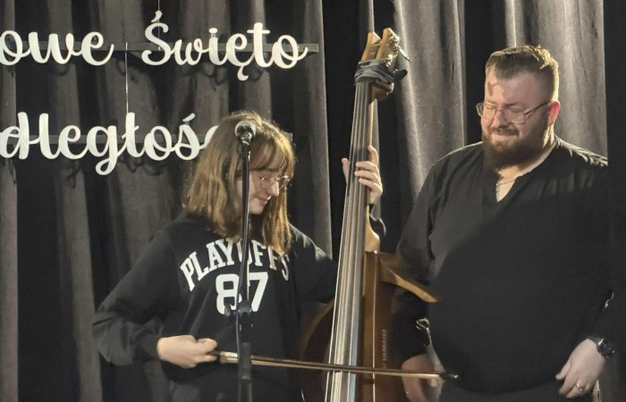 Dziś uczniowie naszej szkoły oraz przedszkolaki z grupy „Sówki” mieli niezwykłą okazję uczestniczyć w koncertach zespołu KAPELA KARPATI. To wyjątkowi artyści, których muzyka porusza serca i przenosi słuchaczy w klimaty Karpat – Bałkanów, Słowacji, Ukrainy i Polski.
Kapela zachwyciła nas oryginalnymi aranżacjami, wielogłosowym śpiewem, energetycznymi solówkami oraz dźwiękami instrumentów, które wypełniły salę wyjątkową atmosferą.
Było radośnie, żywiołowo i bardzo aktywnie! ?
Dzieci chętnie śpiewały, klaskały, tańczyły, a także poznawały zwroty i piosenki w różnych językach.
To była prawdziwa muzyczna uczta.