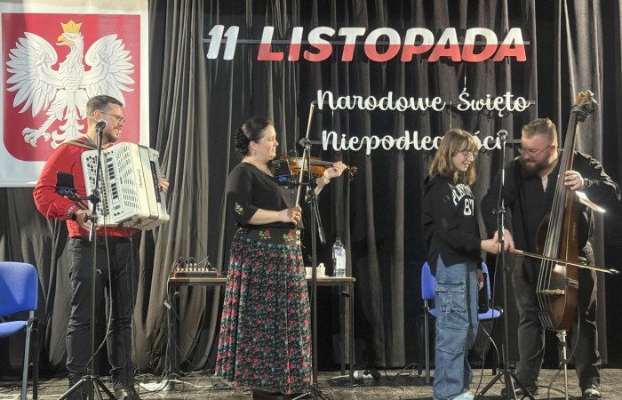 Dziś uczniowie naszej szkoły oraz przedszkolaki z grupy „Sówki” mieli niezwykłą okazję uczestniczyć w koncertach zespołu KAPELA KARPATI. To wyjątkowi artyści, których muzyka porusza serca i przenosi słuchaczy w klimaty Karpat – Bałkanów, Słowacji, Ukrainy i Polski.
Kapela zachwyciła nas oryginalnymi aranżacjami, wielogłosowym śpiewem, energetycznymi solówkami oraz dźwiękami instrumentów, które wypełniły salę wyjątkową atmosferą.
Było radośnie, żywiołowo i bardzo aktywnie! ?
Dzieci chętnie śpiewały, klaskały, tańczyły, a także poznawały zwroty i piosenki w różnych językach.
To była prawdziwa muzyczna uczta.