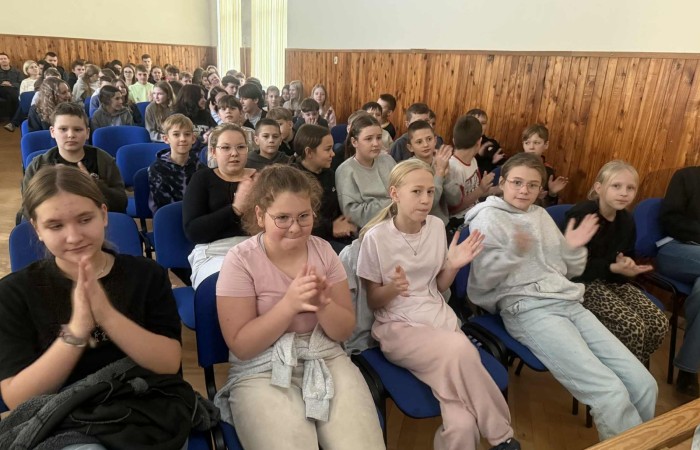 Dziś uczniowie naszej szkoły oraz przedszkolaki z grupy „Sówki” mieli niezwykłą okazję uczestniczyć w koncertach zespołu KAPELA KARPATI. To wyjątkowi artyści, których muzyka porusza serca i przenosi słuchaczy w klimaty Karpat – Bałkanów, Słowacji, Ukrainy i Polski.
Kapela zachwyciła nas oryginalnymi aranżacjami, wielogłosowym śpiewem, energetycznymi solówkami oraz dźwiękami instrumentów, które wypełniły salę wyjątkową atmosferą.
Było radośnie, żywiołowo i bardzo aktywnie! ?
Dzieci chętnie śpiewały, klaskały, tańczyły, a także poznawały zwroty i piosenki w różnych językach.
To była prawdziwa muzyczna uczta.