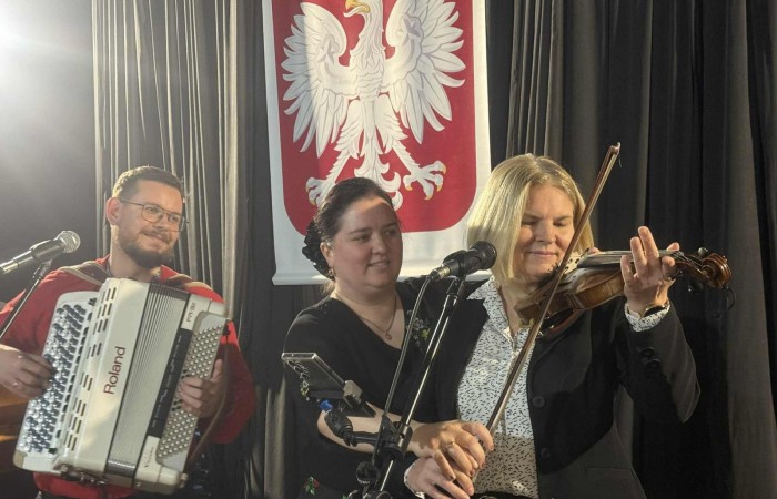 Dziś uczniowie naszej szkoły oraz przedszkolaki z grupy „Sówki” mieli niezwykłą okazję uczestniczyć w koncertach zespołu KAPELA KARPATI. To wyjątkowi artyści, których muzyka porusza serca i przenosi słuchaczy w klimaty Karpat – Bałkanów, Słowacji, Ukrainy i Polski.
Kapela zachwyciła nas oryginalnymi aranżacjami, wielogłosowym śpiewem, energetycznymi solówkami oraz dźwiękami instrumentów, które wypełniły salę wyjątkową atmosferą.
Było radośnie, żywiołowo i bardzo aktywnie! ?
Dzieci chętnie śpiewały, klaskały, tańczyły, a także poznawały zwroty i piosenki w różnych językach.
To była prawdziwa muzyczna uczta.