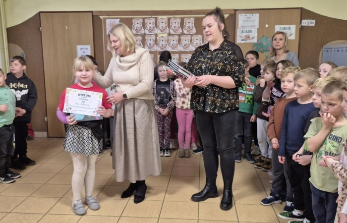 Dziś odbyło się rozstrzygnięcie szkolnego etapu konkursu „Mikołajkowy Zawód – Kim będę, jak dorosnę?”. Uczniowie przygotowali niezwykle ciekawe i staranne prace, w których zaprezentowali swoje marzenia dotyczące przyszłych zawodów. Wśród wymarzonych profesji pojawiły się m.in. rolnik, fryzjerka, pielęgniarka, lekarz oraz bibliotekarz.