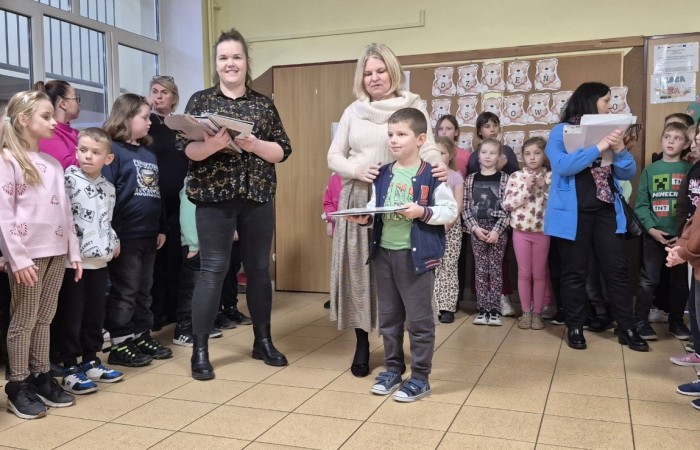 Dziś odbyło się rozstrzygnięcie szkolnego etapu konkursu „Mikołajkowy Zawód – Kim będę, jak dorosnę?”. Uczniowie przygotowali niezwykle ciekawe i staranne prace, w których zaprezentowali swoje marzenia dotyczące przyszłych zawodów. Wśród wymarzonych profesji pojawiły się m.in. rolnik, fryzjerka, pielęgniarka, lekarz oraz bibliotekarz.