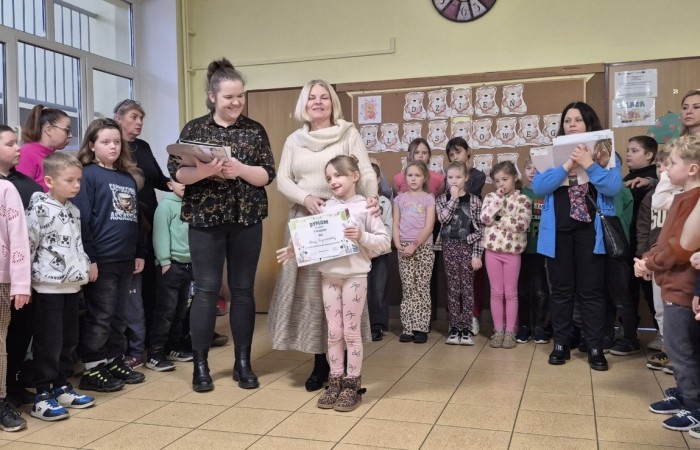 Dziś odbyło się rozstrzygnięcie szkolnego etapu konkursu „Mikołajkowy Zawód – Kim będę, jak dorosnę?”. Uczniowie przygotowali niezwykle ciekawe i staranne prace, w których zaprezentowali swoje marzenia dotyczące przyszłych zawodów. Wśród wymarzonych profesji pojawiły się m.in. rolnik, fryzjerka, pielęgniarka, lekarz oraz bibliotekarz.