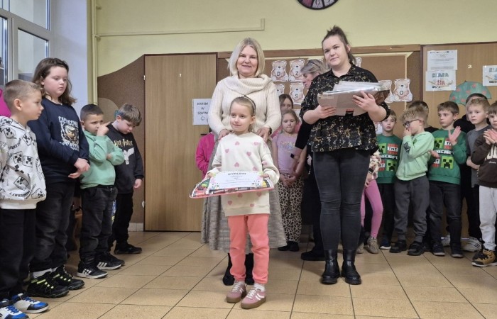 Dziś odbyło się rozstrzygnięcie szkolnego etapu konkursu „Mikołajkowy Zawód – Kim będę, jak dorosnę?”. Uczniowie przygotowali niezwykle ciekawe i staranne prace, w których zaprezentowali swoje marzenia dotyczące przyszłych zawodów. Wśród wymarzonych profesji pojawiły się m.in. rolnik, fryzjerka, pielęgniarka, lekarz oraz bibliotekarz.