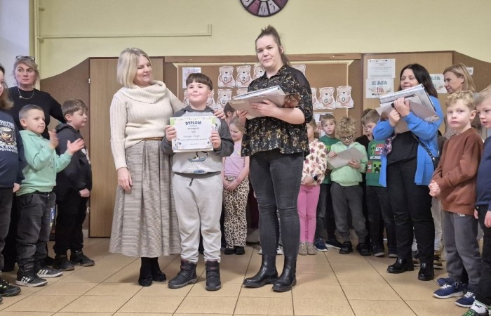 Dziś odbyło się rozstrzygnięcie szkolnego etapu konkursu „Mikołajkowy Zawód – Kim będę, jak dorosnę?”. Uczniowie przygotowali niezwykle ciekawe i staranne prace, w których zaprezentowali swoje marzenia dotyczące przyszłych zawodów. Wśród wymarzonych profesji pojawiły się m.in. rolnik, fryzjerka, pielęgniarka, lekarz oraz bibliotekarz.