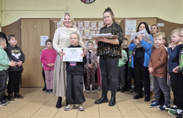 Dziś odbyło się rozstrzygnięcie szkolnego etapu konkursu „Mikołajkowy Zawód – Kim będę, jak dorosnę?”. Uczniowie przygotowali niezwykle ciekawe i staranne prace, w których zaprezentowali swoje marzenia dotyczące przyszłych zawodów. Wśród wymarzonych profesji pojawiły się m.in. rolnik, fryzjerka, pielęgniarka, lekarz oraz bibliotekarz.