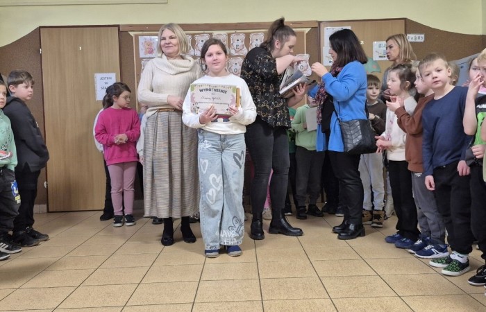 Dziś odbyło się rozstrzygnięcie szkolnego etapu konkursu „Mikołajkowy Zawód – Kim będę, jak dorosnę?”. Uczniowie przygotowali niezwykle ciekawe i staranne prace, w których zaprezentowali swoje marzenia dotyczące przyszłych zawodów. Wśród wymarzonych profesji pojawiły się m.in. rolnik, fryzjerka, pielęgniarka, lekarz oraz bibliotekarz.