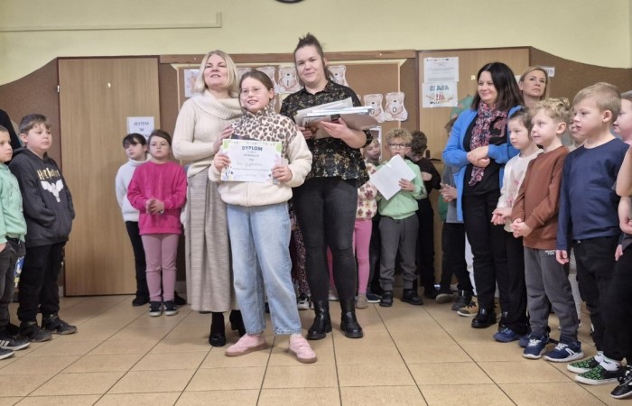 Dziś odbyło się rozstrzygnięcie szkolnego etapu konkursu „Mikołajkowy Zawód – Kim będę, jak dorosnę?”. Uczniowie przygotowali niezwykle ciekawe i staranne prace, w których zaprezentowali swoje marzenia dotyczące przyszłych zawodów. Wśród wymarzonych profesji pojawiły się m.in. rolnik, fryzjerka, pielęgniarka, lekarz oraz bibliotekarz.