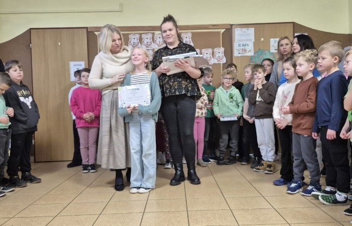 Dziś odbyło się rozstrzygnięcie szkolnego etapu konkursu „Mikołajkowy Zawód – Kim będę, jak dorosnę?”. Uczniowie przygotowali niezwykle ciekawe i staranne prace, w których zaprezentowali swoje marzenia dotyczące przyszłych zawodów. Wśród wymarzonych profesji pojawiły się m.in. rolnik, fryzjerka, pielęgniarka, lekarz oraz bibliotekarz.